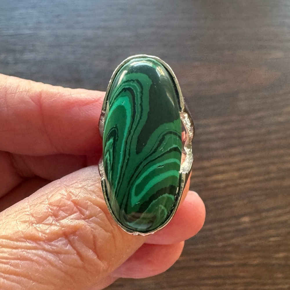 Large Ring w/Green  Stone - sz 7